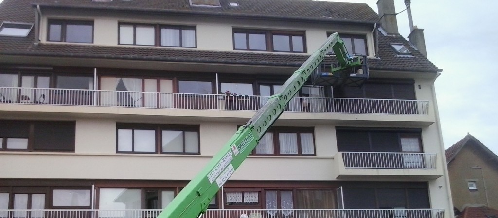 Travail sur la toiture d'une co-propriété à Ouistreham